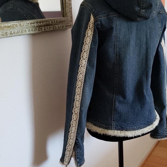 Faux sherpa trimmed denim jacket w/ hood size M - Picture 6 of 8
